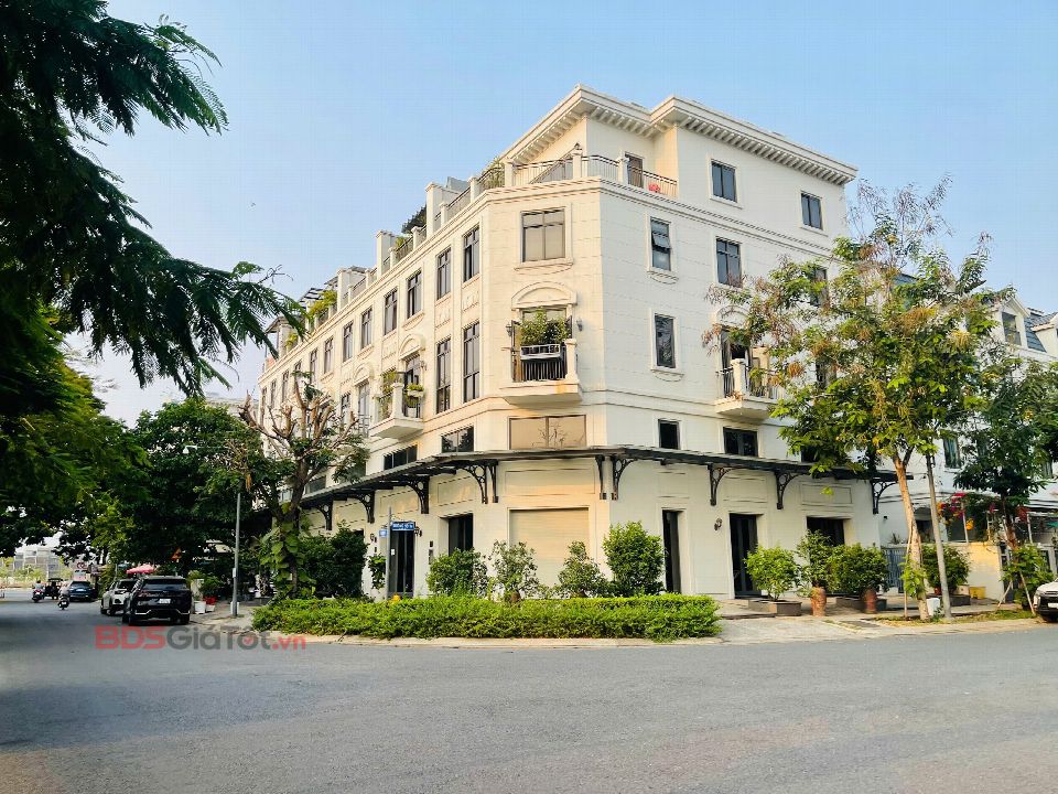Bán cặp shop 10x20m giá 42 tỷ thương lượng. Liên hệ 0923121998 · Nhà phố · Lakeview City