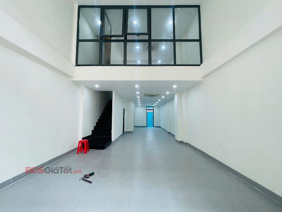 EM LONG CHO THUÊ SHOPHOUSE HOÀN THIỆN MỚI ĐẸP, PHÙ HỢP LÀM VP & KINH DOANH. NHÀ TRỐNG SẴN, LIÊN HỆ 0923121998 · Shophouse · Lakeview City