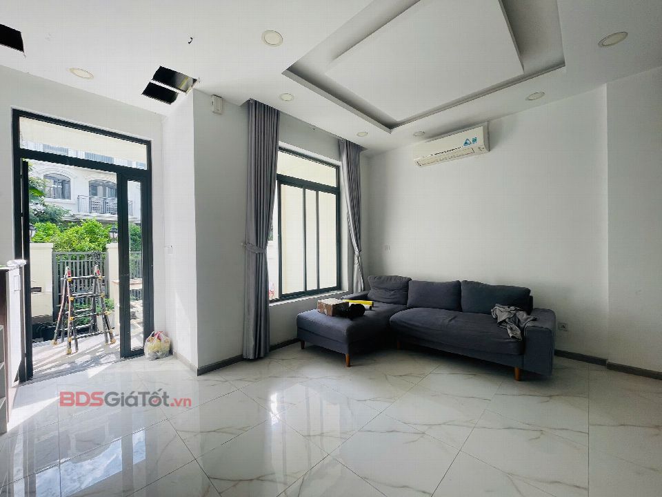 Nhà phố nội thất cơ bản phù hợp để ở hoặc làm công ty văn phòng. 5PN-5WC giá 32 triệu bao thuế · Nhà phố · Lakeview City