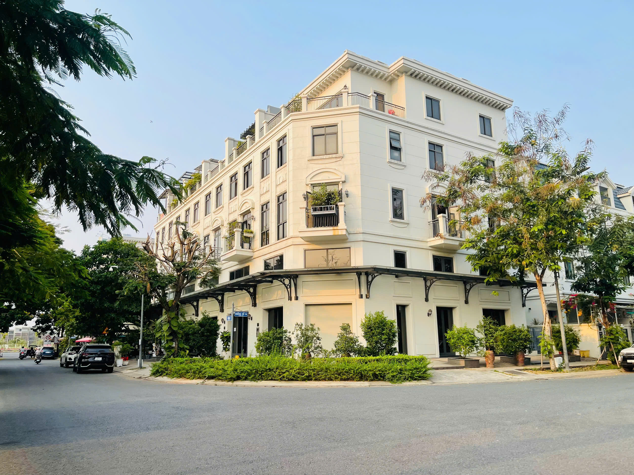 Bán cặp shop 10x20m giá 42 tỷ thương lượng. Liên hệ 0923121998