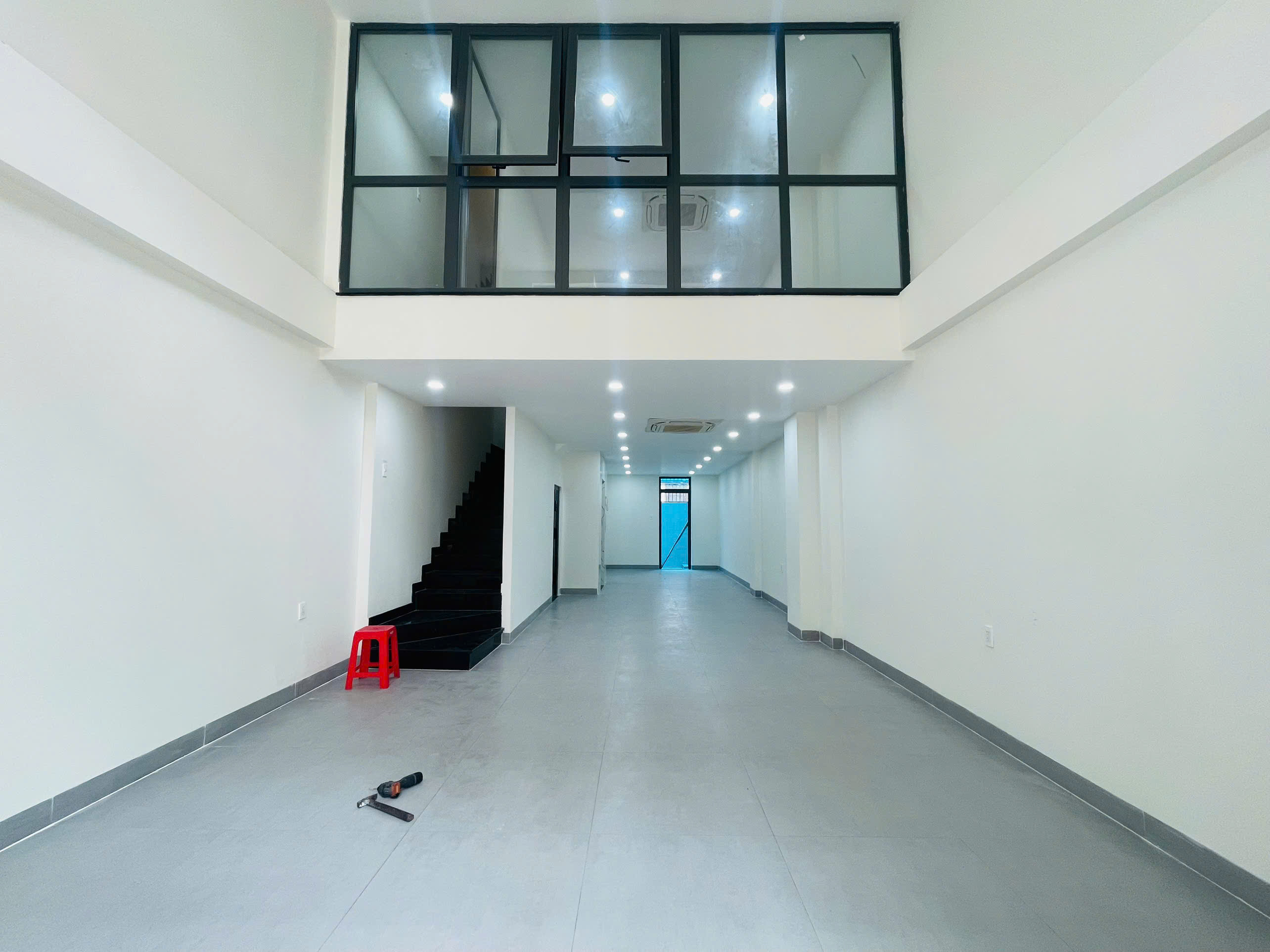 Em Long cho thuê Shophouse hoàn thiện mới phù hợp làm văn phòng & kinh doanh, nhà trống sẵn giá 38 triệu. Liên hệ 0923121998 · Shophouse · Lakeview City