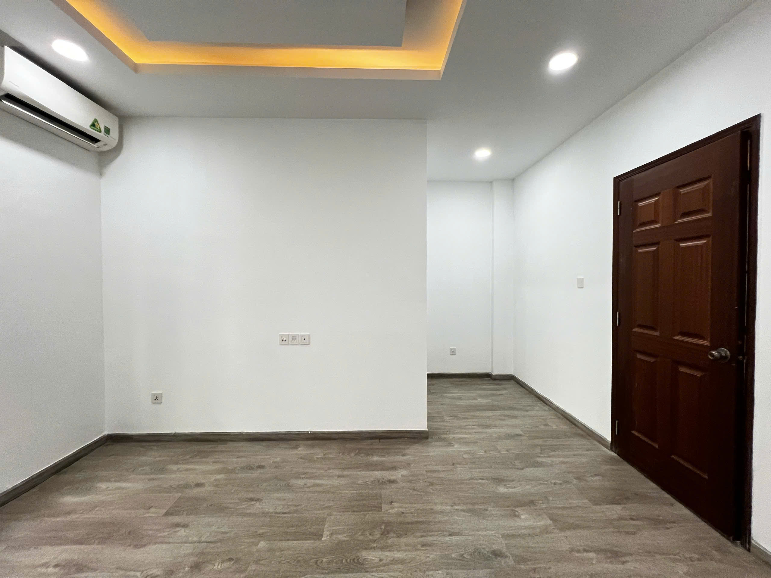 Nhà phố nội thất cơ bản phù hợp để ở hoặc làm công ty văn phòng. 5PN-5WC giá 32 triệu bao thuế