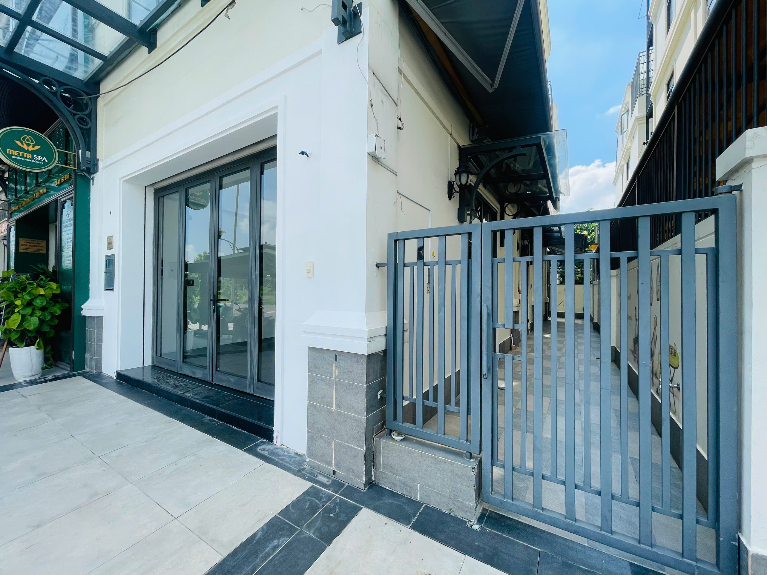 Shophouse góc 140m2 mặt tiền đường song hành. Nhà mới có thang máy giá 45 triệu/tháng